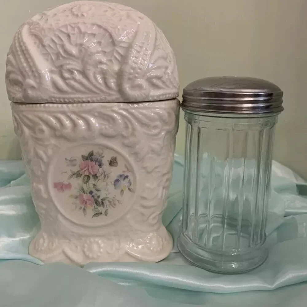Toothbrush Holder with Cover. Ceramic. Vintage. Holds 4 Toothbrushes. J3